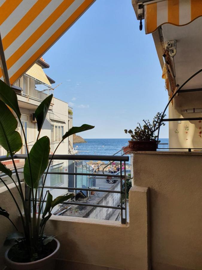 Casa Vacanze Aci Trezza In Front Of The Sea Ачи Костелло Экстерьер фото